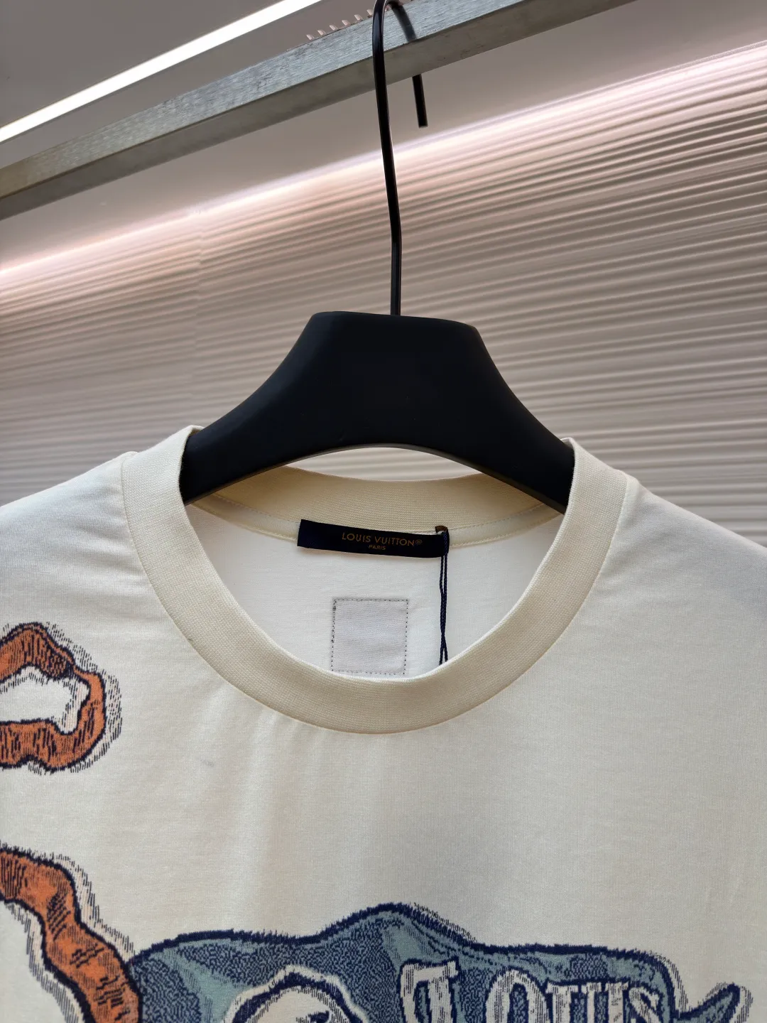 LOUIS VUITTON letter printed short-sleeved T-shirt ●Original version: purchased and developed by 10070 ●Item number: 1680688-A35 ●Fabric: pure cotton double yarn fabric ●Technology: printing production ●Version: fitted version ●Weight: about 205 grams ●Size: XS-S-M-L ●Description: The fabric is made of 220 grams pure cotton double yarn fabric It is soft and skin-friendly, highly breathable, and the positioning cutting process oversizes the loose and large version, making the upper body very slimming. The overall wiring is straight and delicate, the fabric is comfortable and soft, and the color is consistent without color difference. It can be matched with the same style to create a fashionable look and control various occasions. Customized accessories, complete with three standards, same style for men and women!